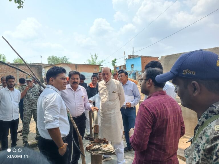 विधायक प्रदीप लारिया, संभाग कमिश्नर डॉ. रावत, कलेक्टर साथ पहुंचे ग्राम मेहर ,उल्टी-दस्त प्रभावित परिवारों से की