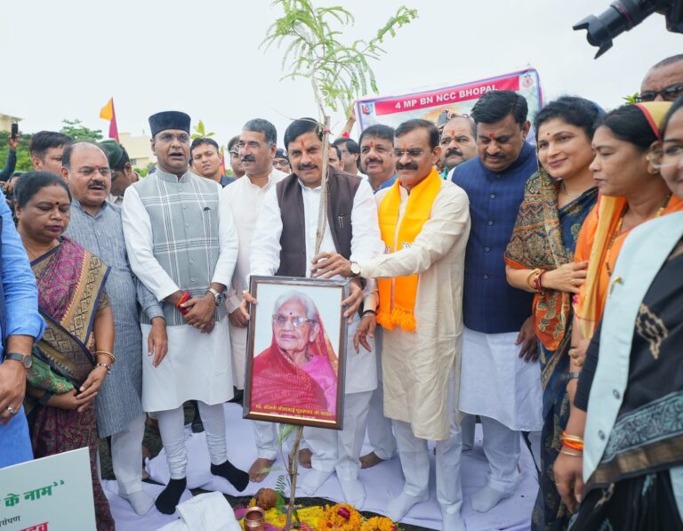 मुख्यमंत्री डॉ मोहन यादव “एक पेड़ मां के नाम” अभियान में हुए शामिल, जनप्रतिनिधियों के साथ किया पौधारोपण