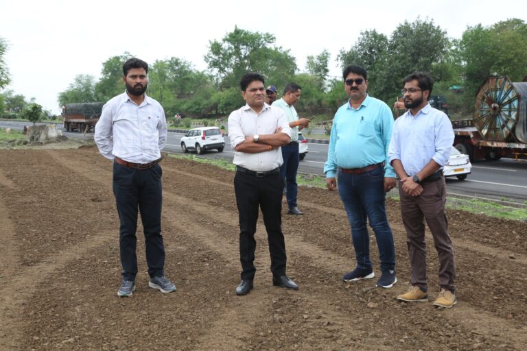 गोवंश दुर्घटनाओं को रोकने के लिए राष्ट्रीय राजमार्ग पर बन रहे प्लेटफार्मों का कलेक्टर ने निरीक्षण किया