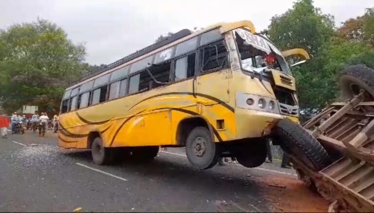 रफ्तार का कहर एक साथ टकराये तीन वाहन, तीन लोग घायल