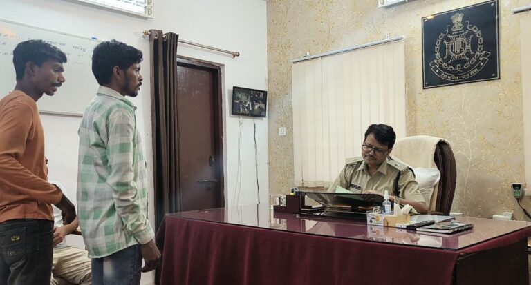 मजदूरी के पैसे मांगने पर दबंगो ने अदिबासी मजदूरों को बंधक बनाया