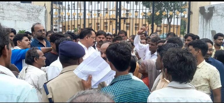 सागर में सिंचाई परियोजना से प्रभावित ग्रामीणों ने किया कलेक्ट्रेट पर प्रदर्शन