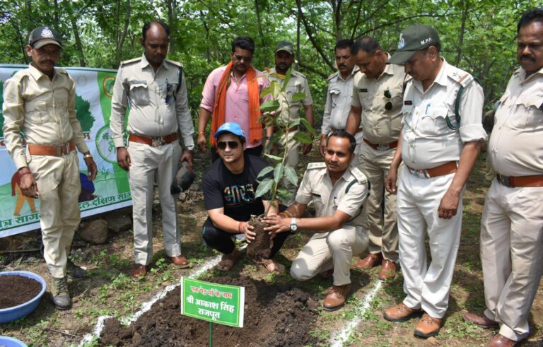 एक पेड़ माँ के नाम अभियान में वन विभाग के साथ आकाश राजपूत ने किया पौधारोपण