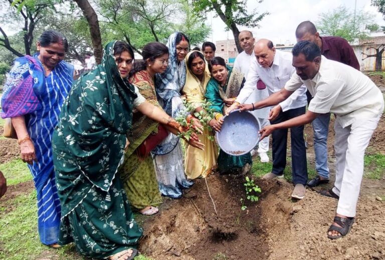 एक पेड़ मां के नाम अभियान में पौधरोपण की पहल देश के लिए मिसाल-विधायक लारिया