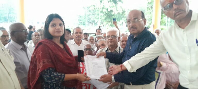 सागर में प्रमुख पेंशनर्स एसोसिएशन ने मुख्यमंत्री और मुख्य सचिव के नाम कलेक्टर को सोपा ज्ञापन