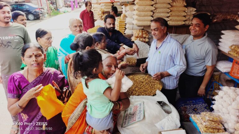 तिसाला बड़ी पूजा रथ यात्रा के पूर्व महिलाओं ने लूटा बाजार