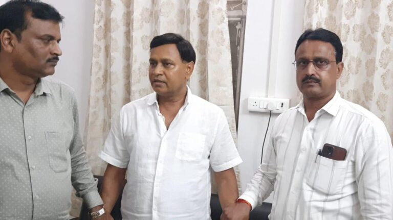 PWD का अधीक्षण यंत्री 10 लाख की रिश्वत लेते ट्रेप