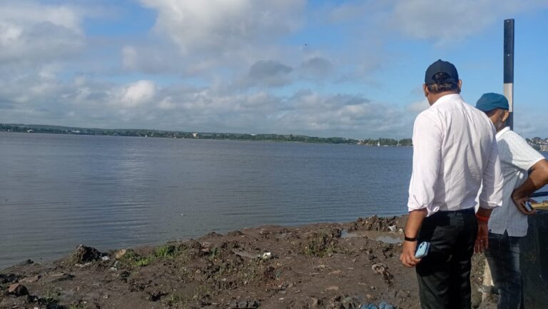 लाखा बाजरा झील की जलकुंभी साफ हुई, निगमायुक्त ने दिए थे निर्देश