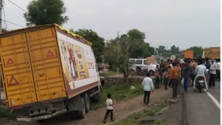 समान से भरे कंटेनर का स्टेरिंग हुआ लॉक,अनियंत्रित होकर सड़क से नीचे उतरा