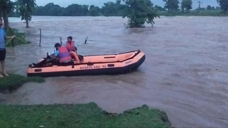 धसान नदी में फंसे सभी 59 ग्रामीणों को बड़ी मशक्कत के साथ रेस्क्यू कर सुरक्षित निकाला