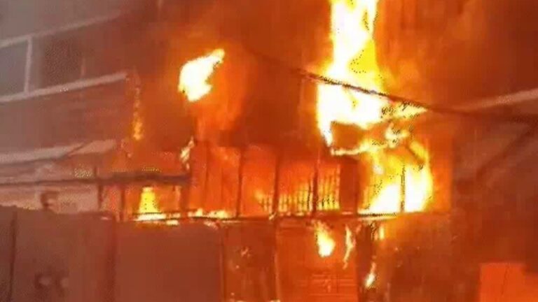 तेज बारिश की बीच कपड़ा शो रूम में लगी आग
