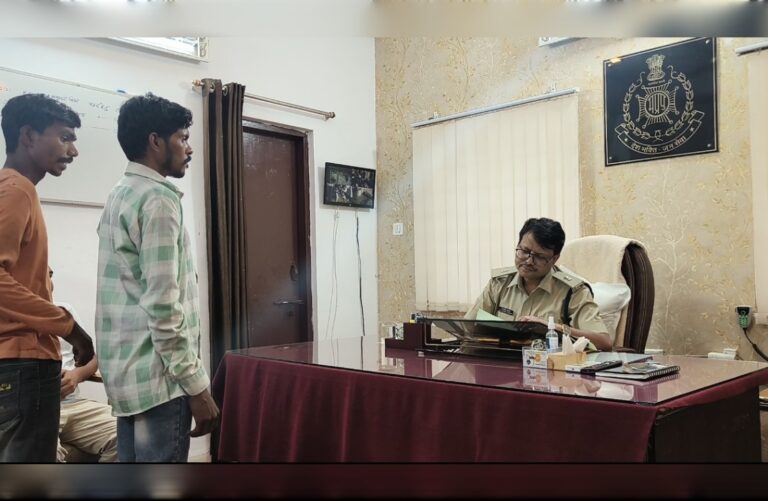 सागर में मजदूरी का पैसा मांगने पर अदिवासी युवकों को बंधक बना कर मारपीट, SP से लगाई न्याय की गुहार