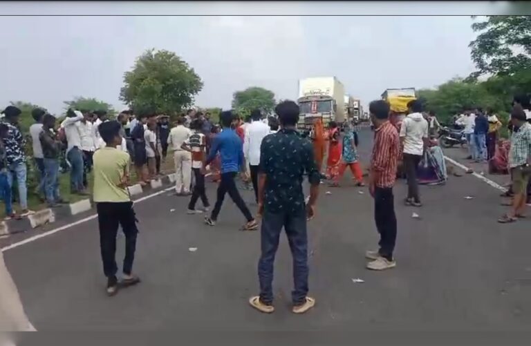 सागर में ग्रामीणों ने सड़क पर चक्काजाम कर दिया, बोले शराब फैक्ट्री बंद करो, अब तक 400 लोग बीमार