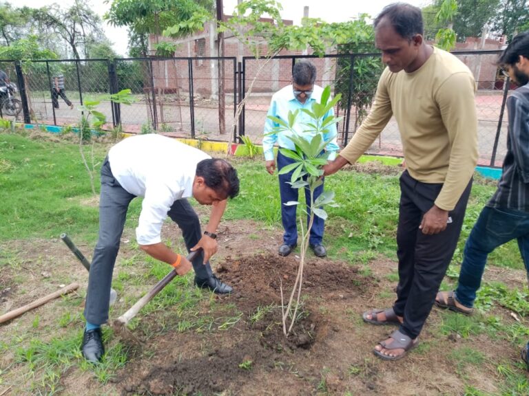 निगमायुक्त ने महलवार देवी मंदिर परिसर में नागरिकों के साथ किया वृक्षारोपण