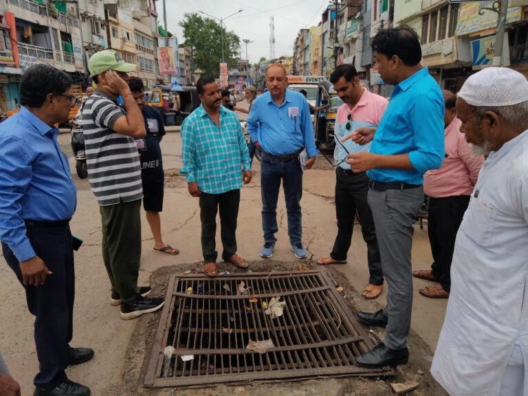 Sagar: ताकि शहर में न भरे बारिश पानी, लाव लश्कर के साथ निकले निगमायुक्त