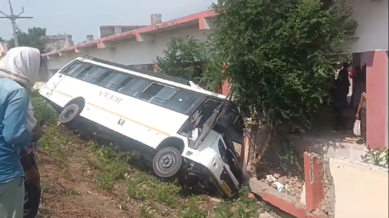 सागर में अनियंत्रित हुई बस पलटी, 15 यात्री घायल