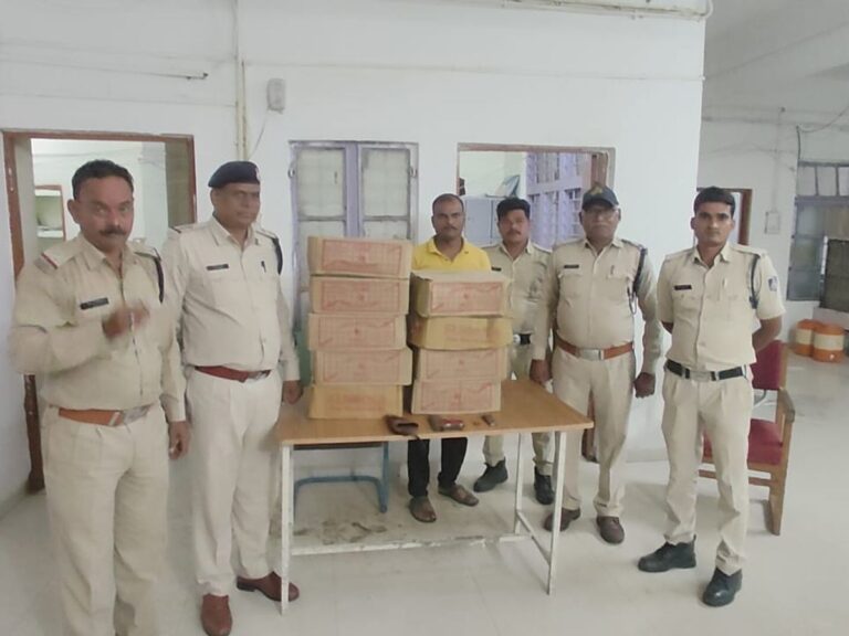 खुरई विधानसभा में पुलिस ने फिल्मी स्टाइल में कार का पीछा करते हुए शराब और हथियार जब्त किए