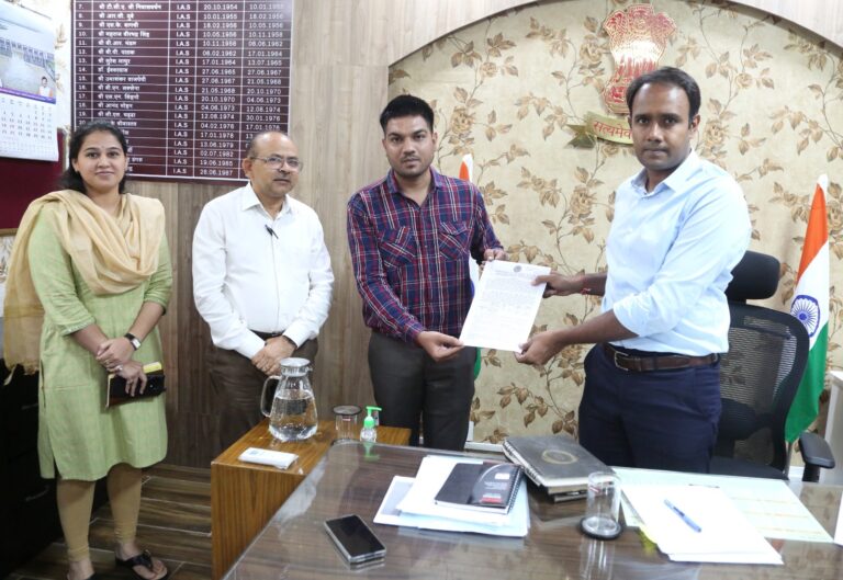 कलेक्टर से अनुकंपा नियुक्ति पत्र पाकर बेहद खुश है प्रियांश और उसका परिवार
