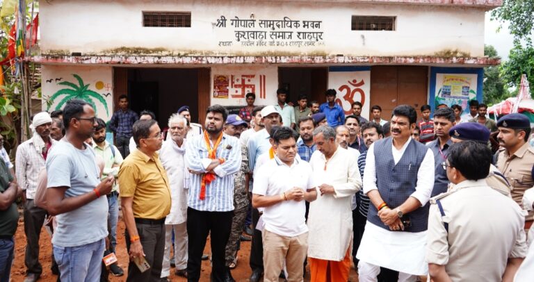 शाहपुर में दीवार गिरने से 9 बच्चों की मौत के बाद सीएमओ और उपयंत्री निलंबित