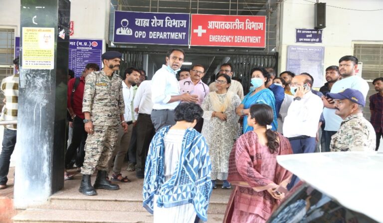 नवागत कलेक्टर संदीप जी.आर. ने पदभार ग्रहण किया, जिला अस्पताल का निरीक्षण कर दिए निर्देश, पत्रकारों से की चर्चा