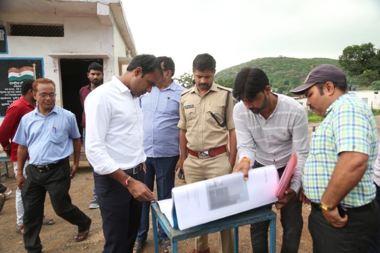 कलेक्टर ने अधिकारियों के साथ किया सीएम राइज विद्यालय का निरीक्षण