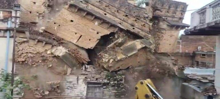 MP: जर्जर भवन को प्रशासन ने ढहाया, नगर पंचायत ने चस्पा किया था नोटिस