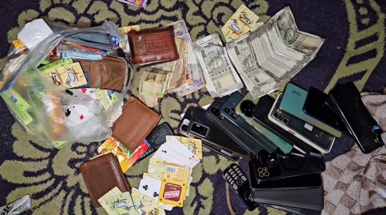 सागर में जुआ खेलते 13 आरोपियों को पुलिस ने पकड़ा