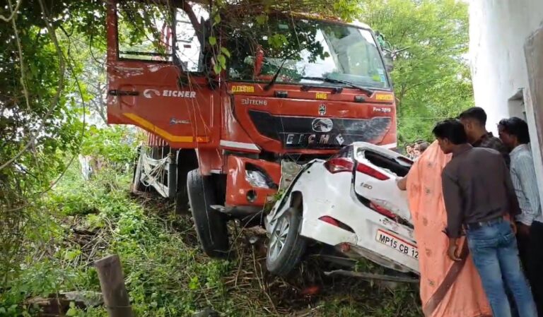 MP: भीषण सड़क हादसा, जैन परिवार के 5 लोगो की मौत 1 घायल