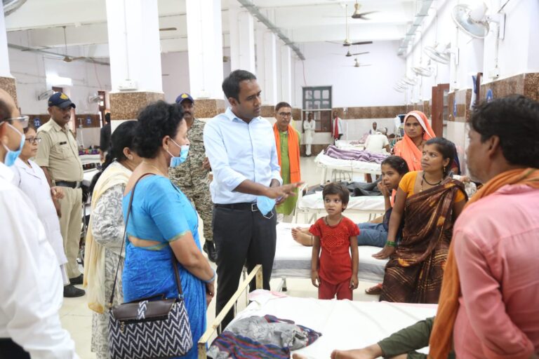 नवागत कलेक्टर पहुंचे ज़िला अस्पताल, घायल बच्चों से ली स्वास्थ्य की जानकारी