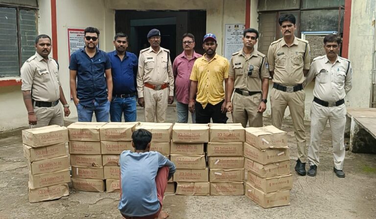 सागर में ट्रैक्टर ट्रॉली से 35 बॉक्स अवैध शराब परिवहन, पुलिस ने पकड़ा