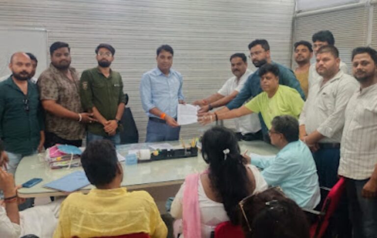 निगम में ठेकेदारों के बिल लटके, नाराजगी सौपा आयुक्त और महापौर को ज्ञापन