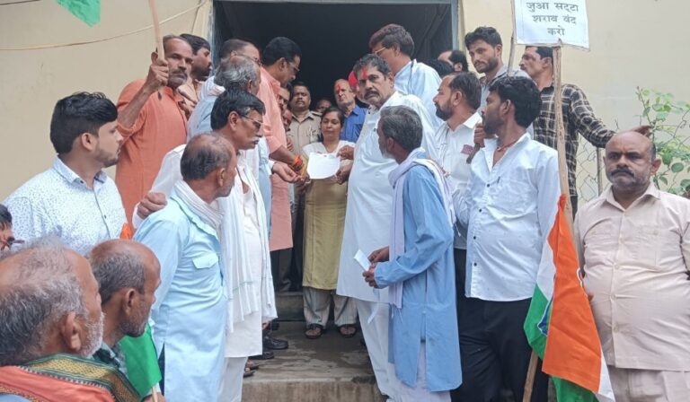 सागर में किसानो ने विभिन्न मांगो को लेकर पूर्व मंत्री के साथ राज्यपाल के नाम ज्ञापन सौपा