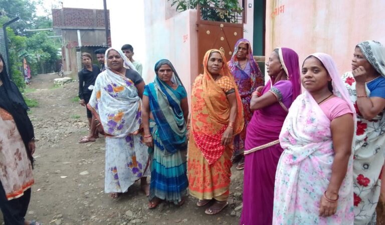 सागर में लोगो ने विधायक पर सड़क पानी की समस्या को लेकर आरोप लगाए