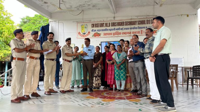 पुलिस कंट्रोल रूम द्वारा स्कूली छात्रों को डायल 100 की जानकारी दी गई