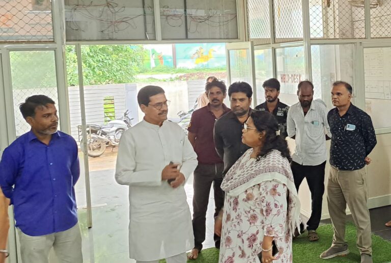 सागर में पूर्व मंत्री चौधरी ने अस्पताल का निरीक्षण किया, बोले करोड़ो की बिल्डिंग भ्रष्टाचार की भेंट चढ़ी