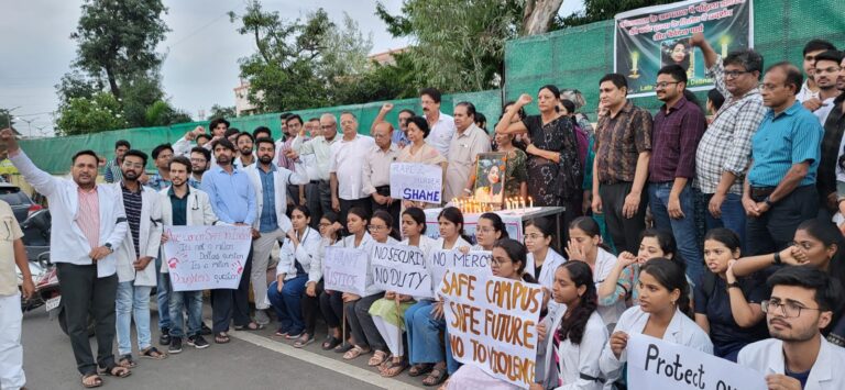 MP: कोलकाता में जूनियर डॉ की जघन्य हत्या से आक्रोशित सागर IMA ने कैंडल मार्च निकाला