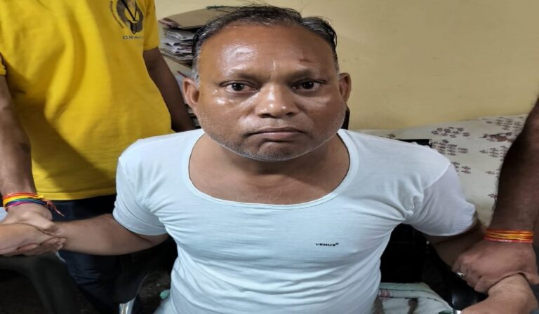 MP: लोकायुक्त की कार्यवाई खाद्य अधिकारी को रिश्वत लेते रंगे हाथों पकड़ा