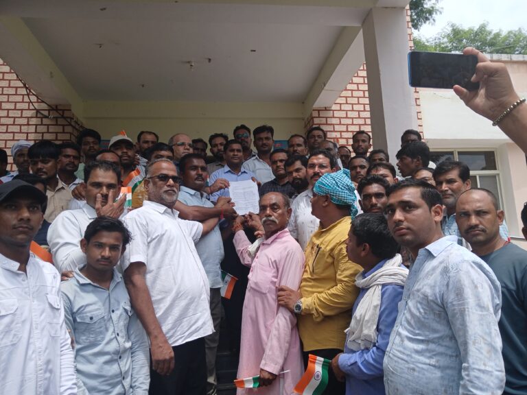 सागर में किसानों ने सोयाबीन का मूल्य 6 हजार प्रति क्विंटल करने की माँग को लेकर ज्ञापन सौपा