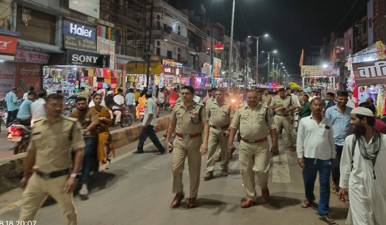 त्यौहारों पर पुलिस व्यवस्था, वरिष्ठ अधिकारियों ने किया पैदल भृमण, दुकानदार को चेताया