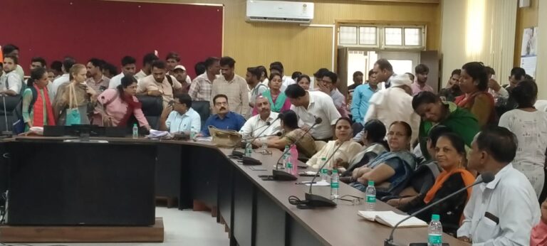 अतिथि शिक्षकों की समस्याओं के निराकरण के लिए किया गया शिविर का आयोजन