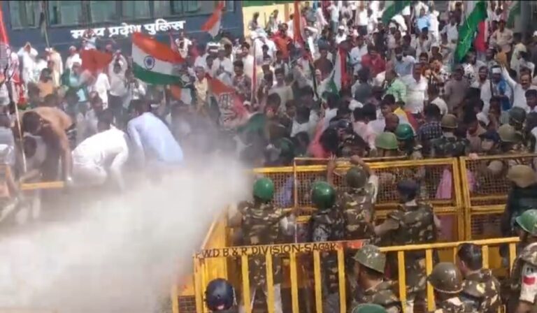 सागर में कांग्रेस का विरोध प्रदर्शन, कलेक्ट्रेट घेराव करने निकले वॉटर कैनन चली