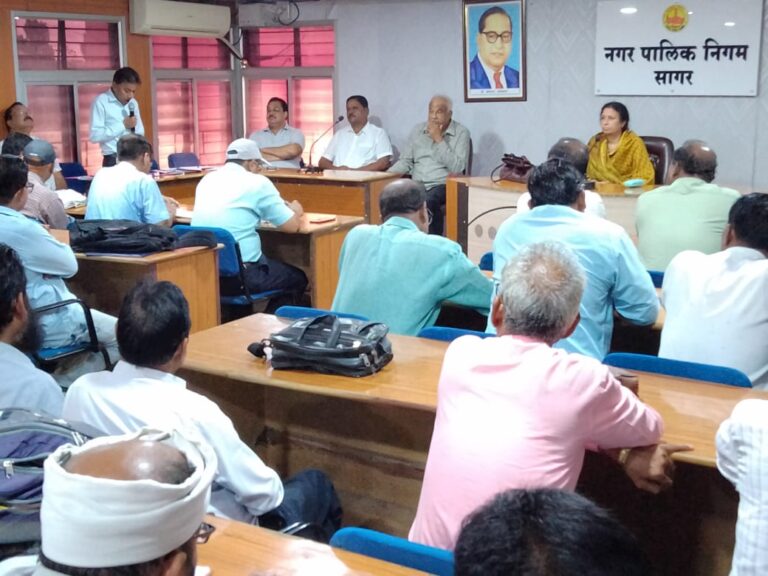 महापौर ने नगर निगम क्षेत्र अंतर्गत जर्जर व क्षतिग्रस्त भवनों के संबंध में बैठक ली 