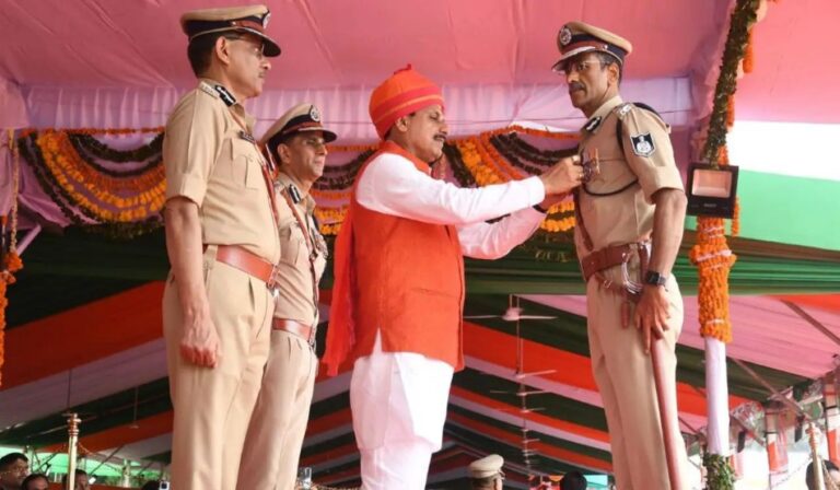 MP: स्वतंत्रता दिवस पर CM डॉ यादव ने उत्कृष्ट सेवाओं के लिए पुलिसकर्मियों को किया सम्मानित