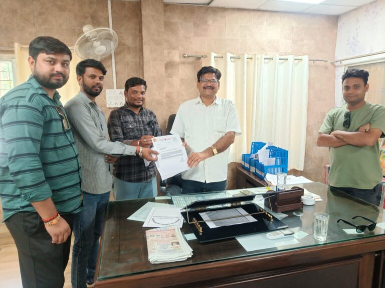 अवैध शॉपिंग मॉल एवं जर्जर भवन पर कार्यवाही की मांग! शिवसेना ने मकरोनिया नगर पालिका सीएमओ को सौंपा ज्ञापन