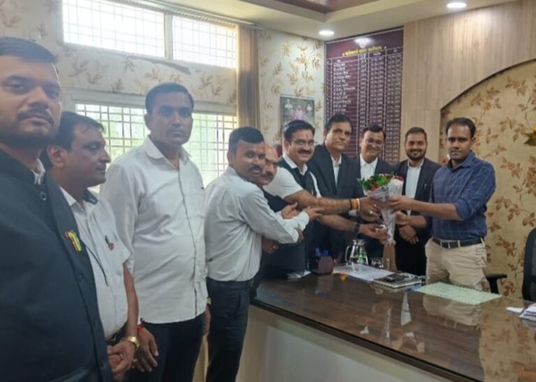 कलेक्टर परिसर में हेलमेट अनिवार्यता खत्म की जाए, अधिवक्ता संघ ने कलेक्टर को सौपा विभिन्न मागों को लेकर पत्र