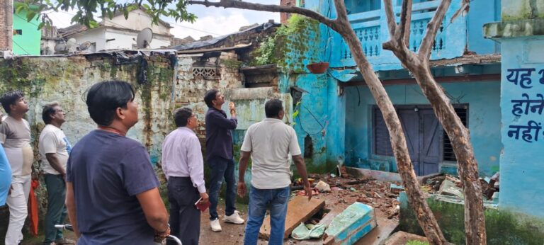 नगर निगम टीम ने कटरा वार्ड के दो मंजिला मकान को गिराया