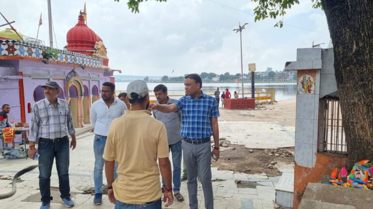 जल गंगा आरती का आयोजन गणेश उत्सव पर शाम 7 बजे धूमधाम के साथ झील किनारे गणेश मंदिर घाट पर