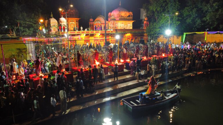 मंत्रोच्चार एवं पूजन के साथ चकराघाट स्थित गणेश घाट पर हुआ गंगा आरती का आयोजन