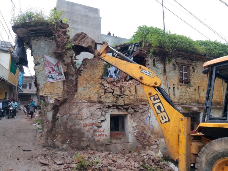 सागर शहर में 3 जर्जर मकानों पर प्रशासन का बुलडोजर चला