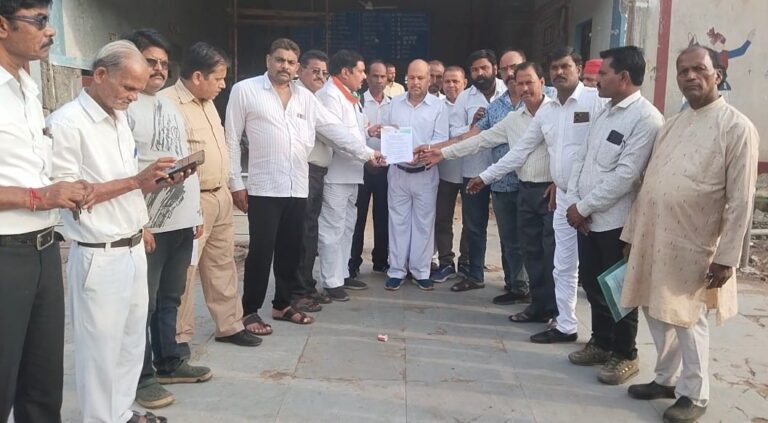 सागर की विभिन्न रेल समस्याओं को लेकर रमाकांत यादव ने रेलमंत्री के नाम सौंपा ज्ञापन